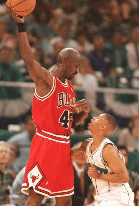 Muggsy Bogues, the shortes player in NBA history, guarding Michael Jordan